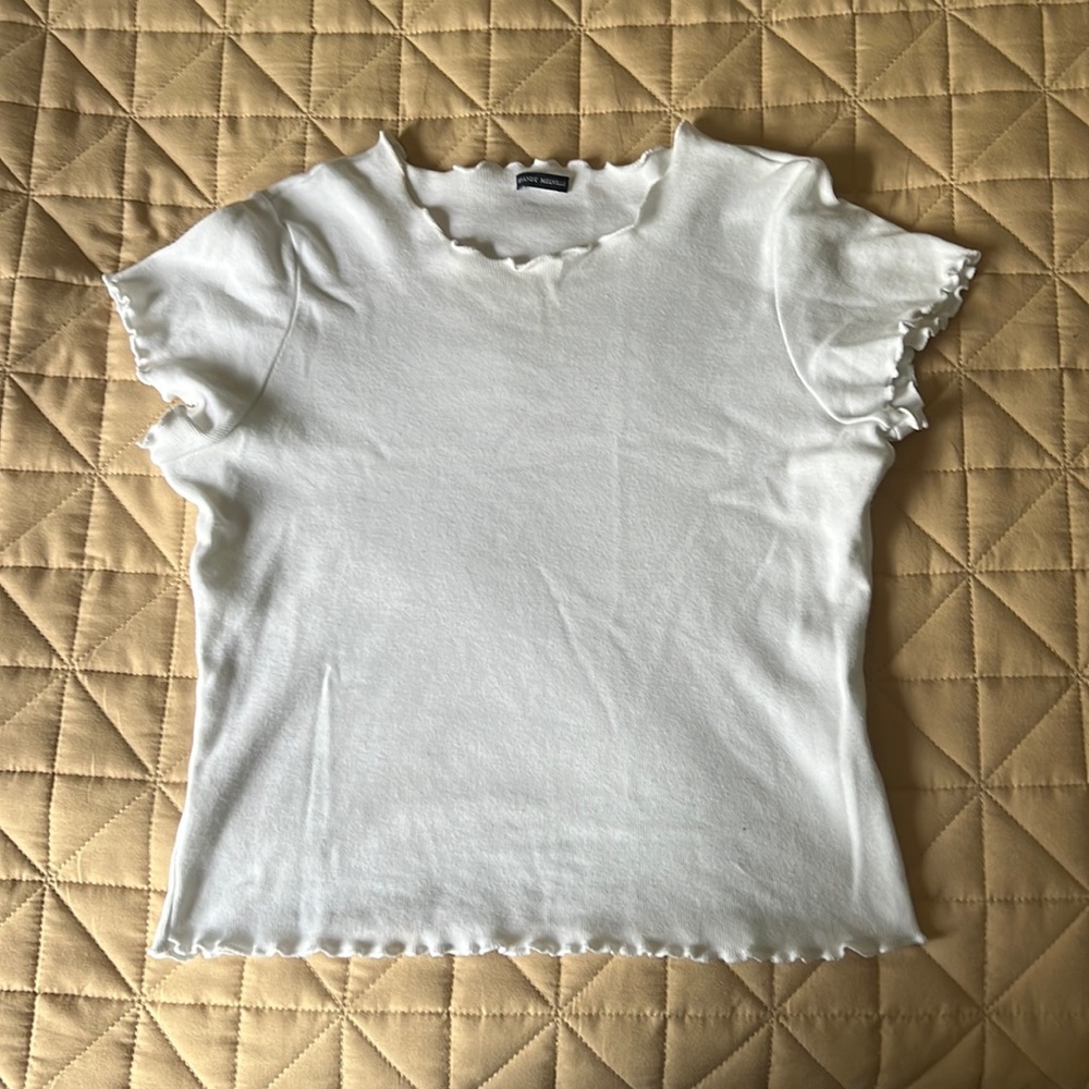 BRANDY MELVILLE RUFFLE TEE